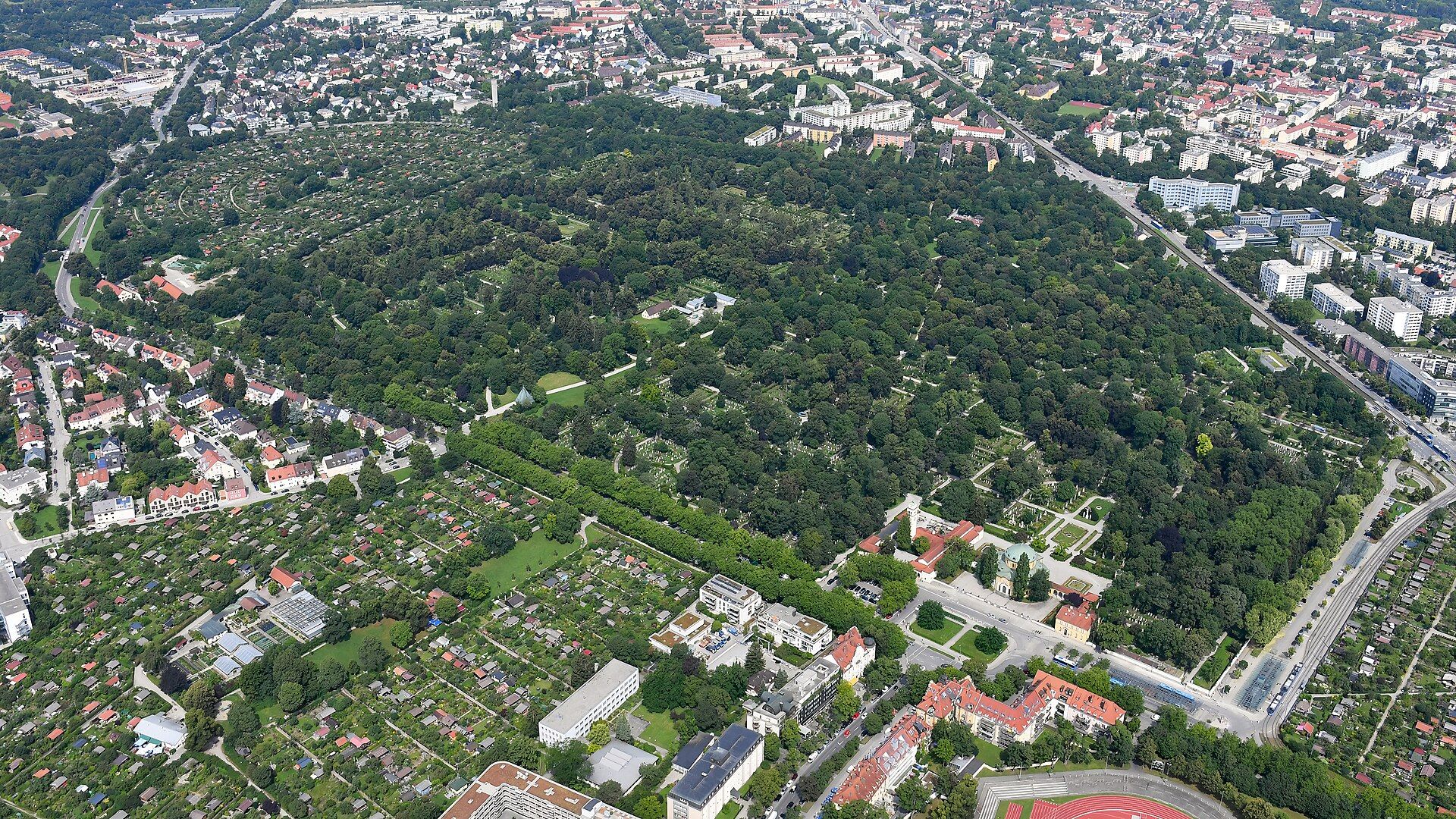 Luftaufnahme des Westfriedhofs München von Südosten mit dem Hauptgebäude im Vordergrund