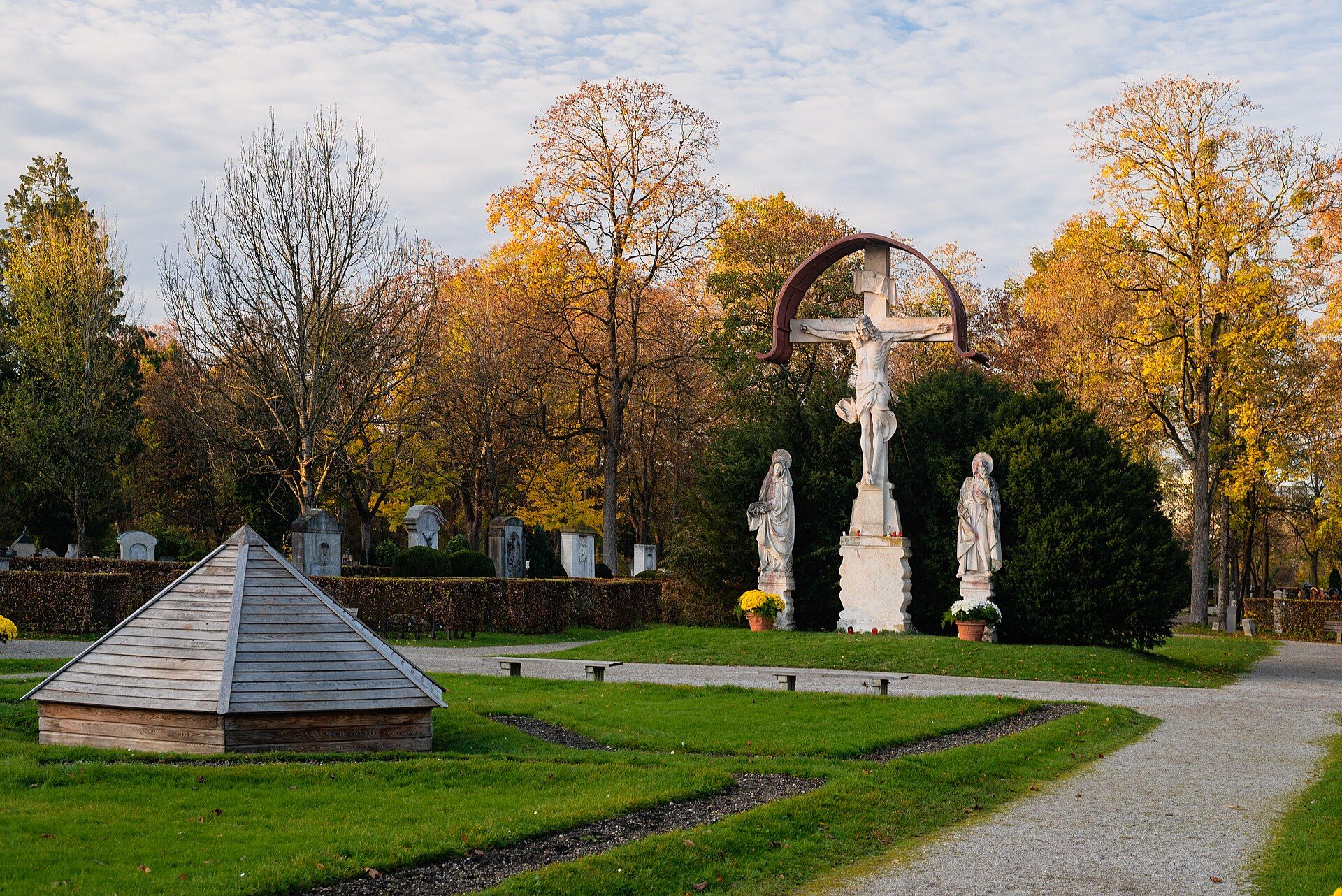 Kreuzigungsgruppe mit Christus, Maria und Johannes auf dem Westfriedhof München