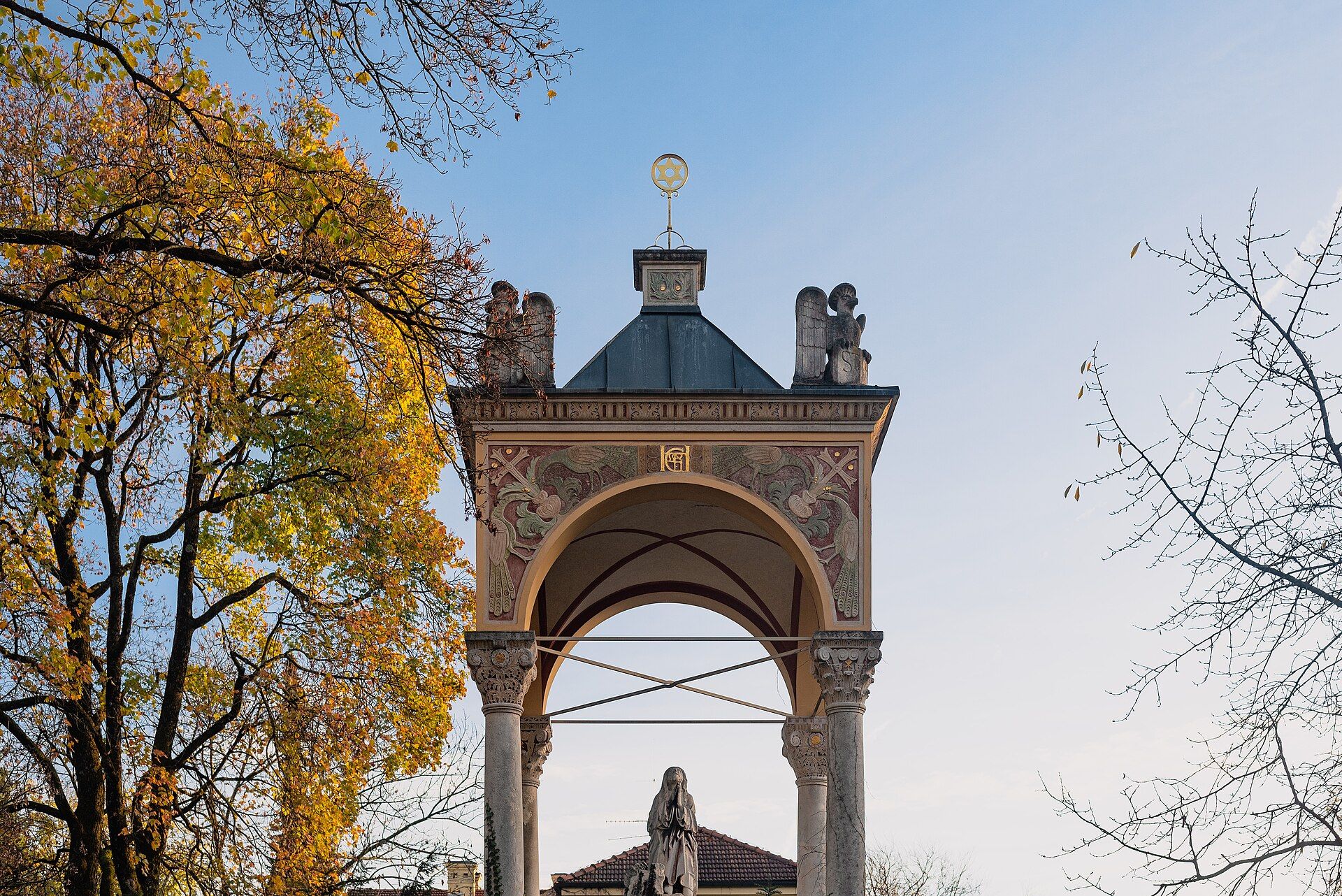 Bildstock mit Säulen, Mosaiken und Marienfigur auf dem Westfriedhof München